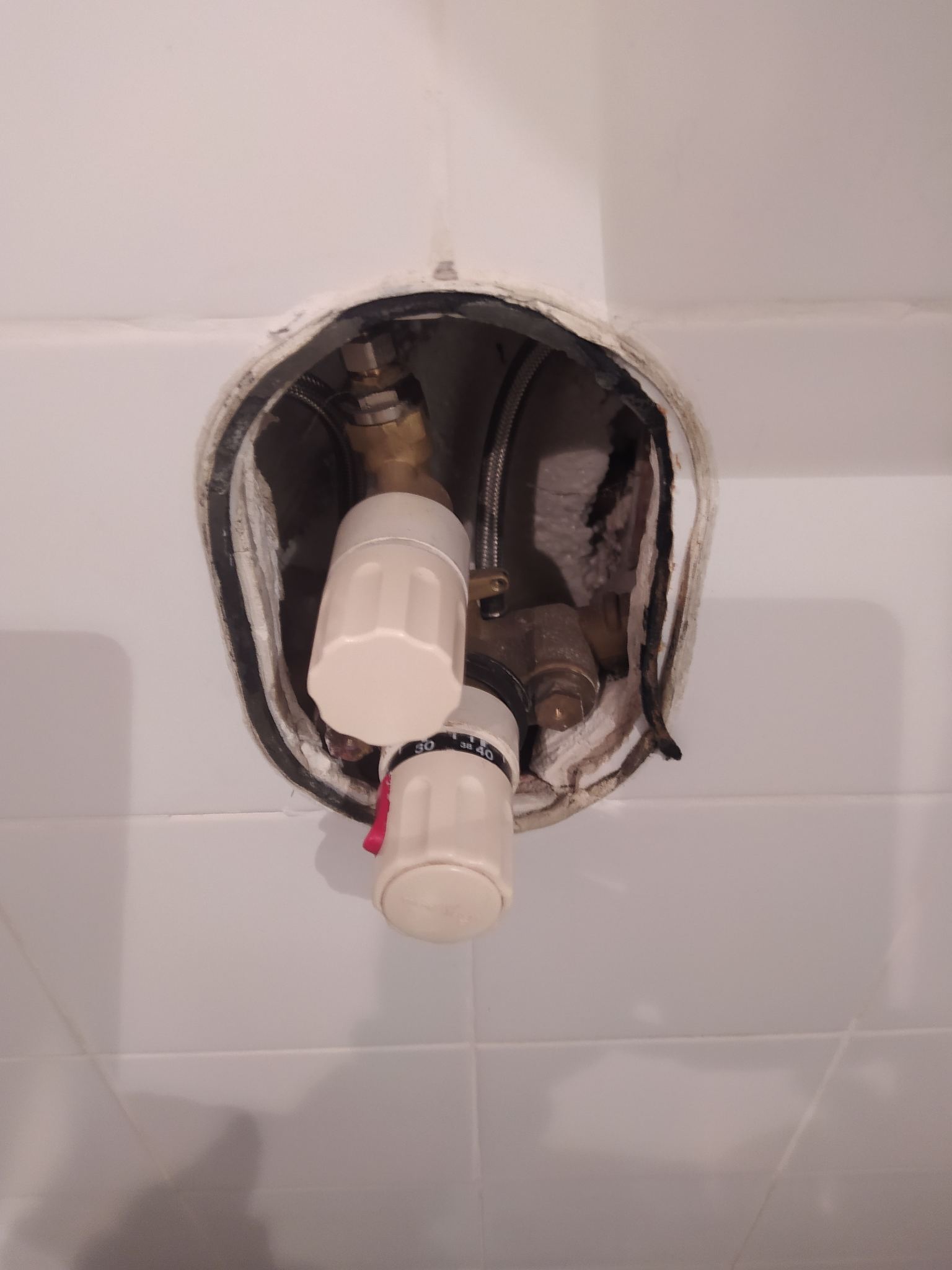 Photo de l'installation d'une plaque d'arrivée d'eau avec raccords multicouche