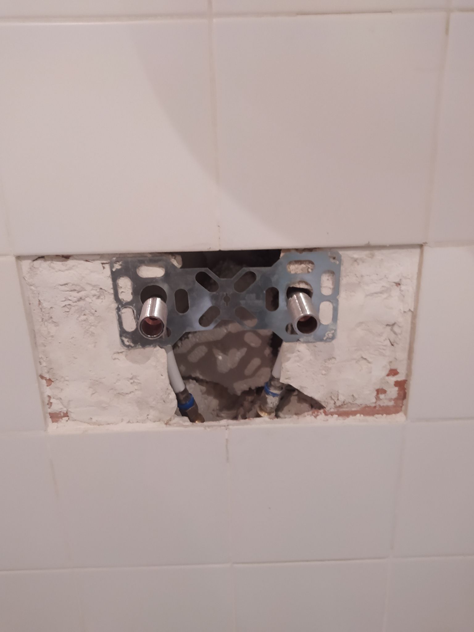 Photo de l'installation d'une plaque d'arrivée d'eau avec raccords multicouche