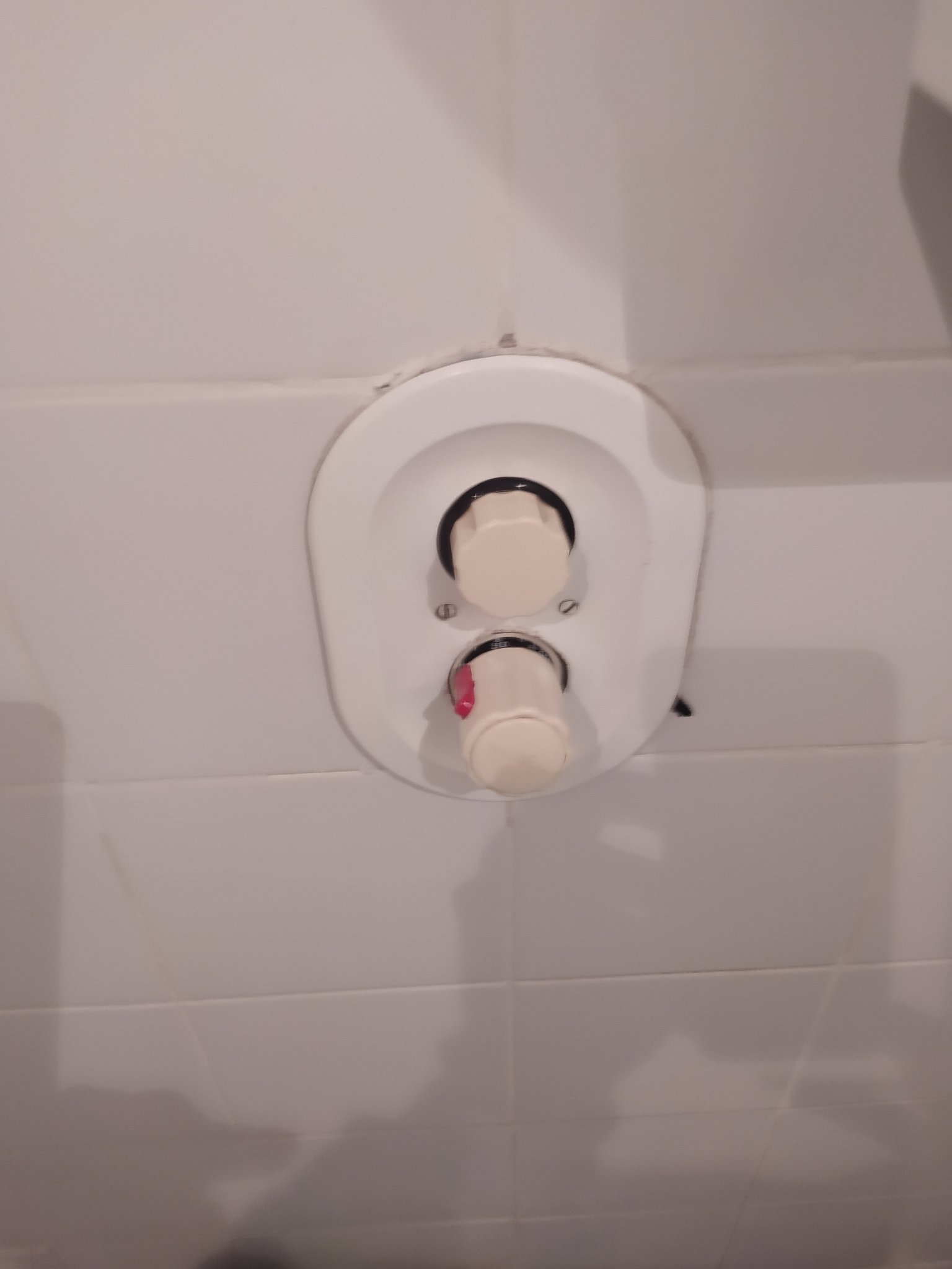 Photo de l'installation d'une plaque d'arrivée d'eau avec raccords multicouche