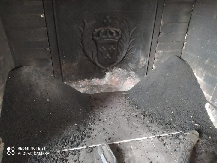 Photo de l'exécution d'un ramonage de conduit de cheminée
