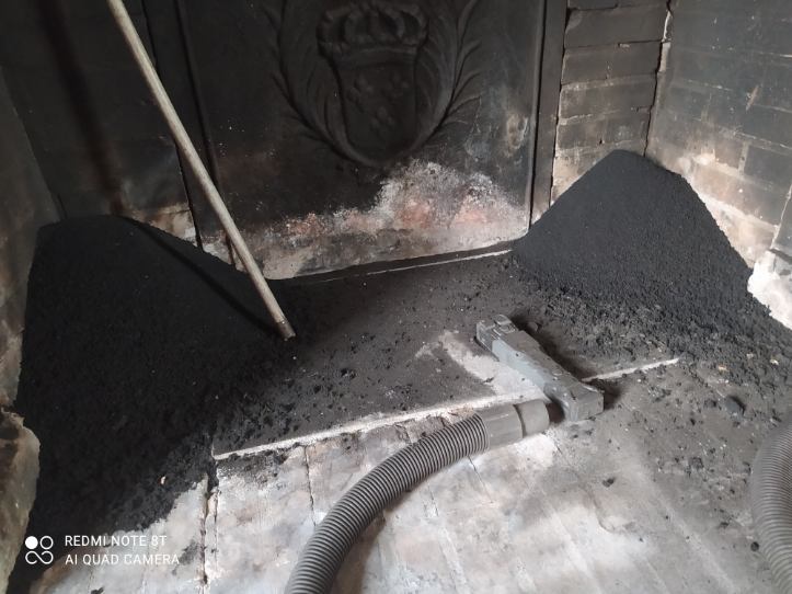 Photo de l'exécution d'un ramonage de conduit de cheminée