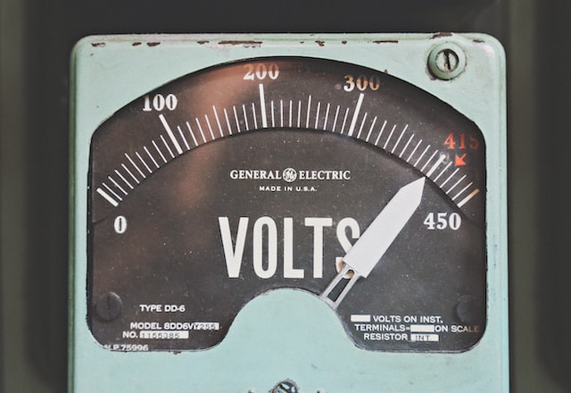 Un ancien voltmètre